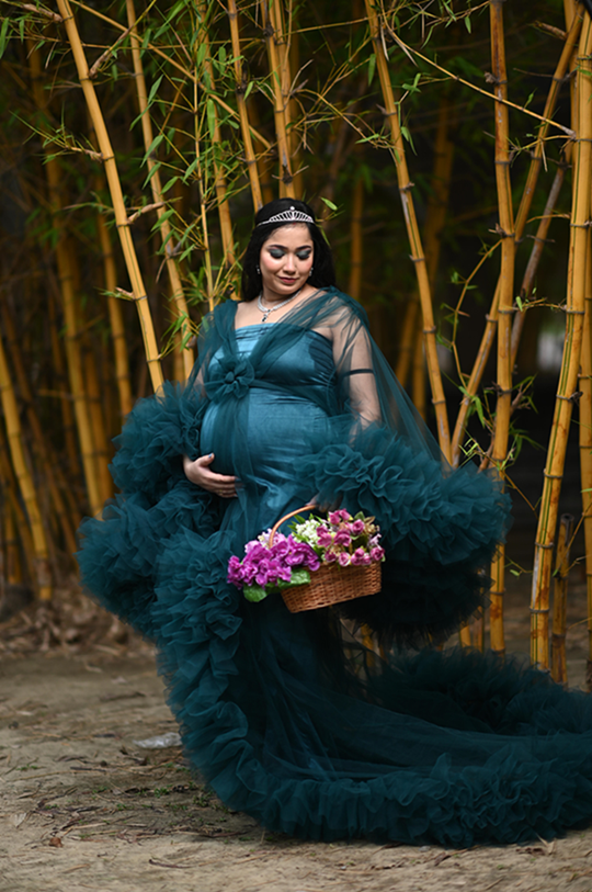 A Perfect Outdoor Maternity Shoot with Rental Outfits and Photography Adda in Lucknow