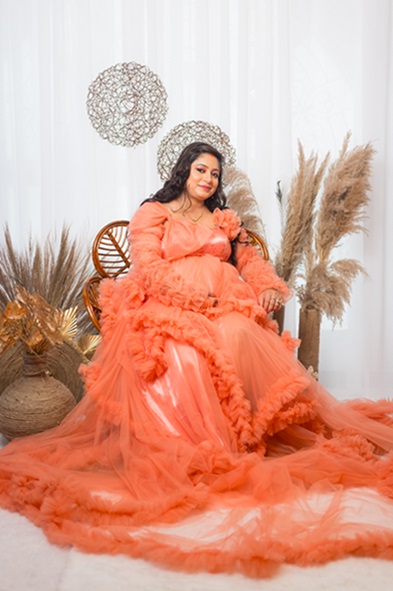Luxury Maternity Shoot in Lucknow by Rental Outfits and Photography Adda – Only ₹25,000!