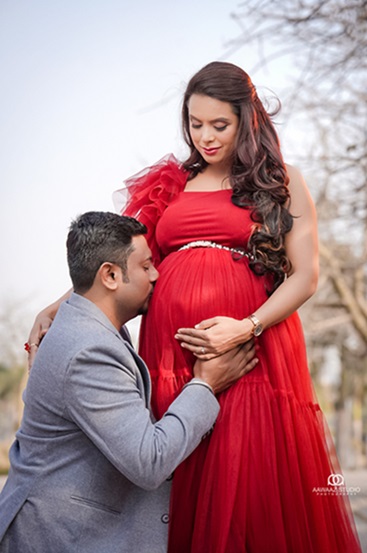 The Best Pregnancy Shoots in Lucknow: A Journey with Rental Outfits and Photography Adda