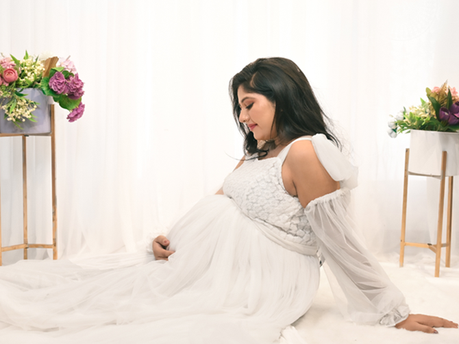 Affordable Maternity Photoshoot Under ₹10,000 with Rental Outfits & Photography Adda