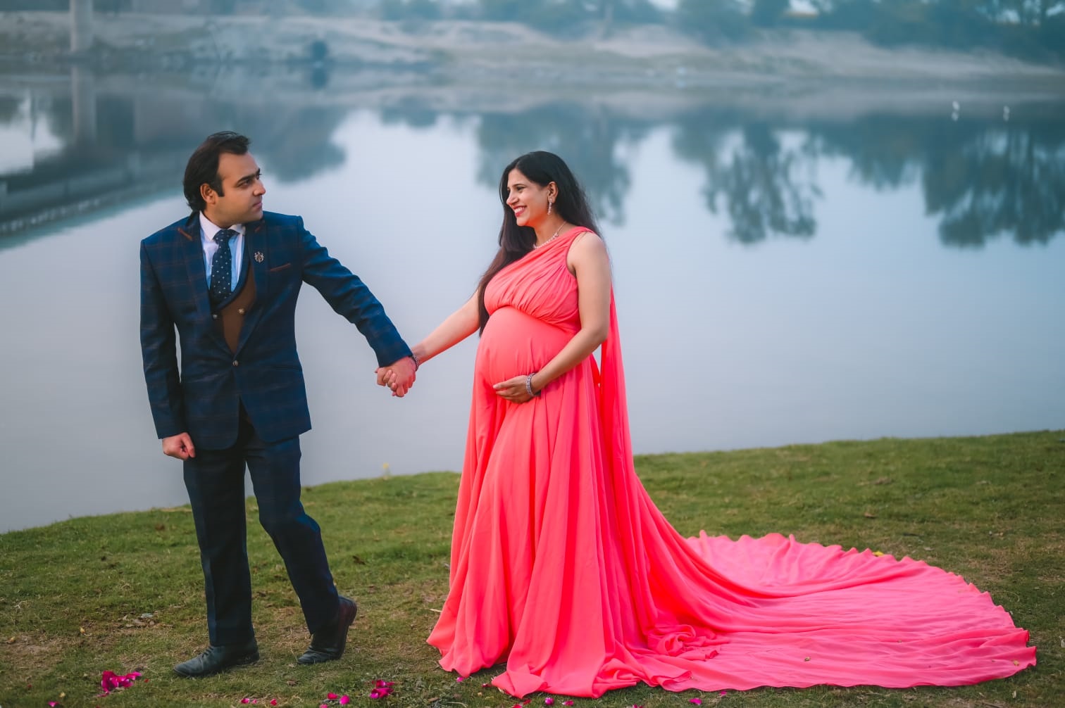 Best Maternity Shoot in Kanpur by Rental Outfits and Photography Adda